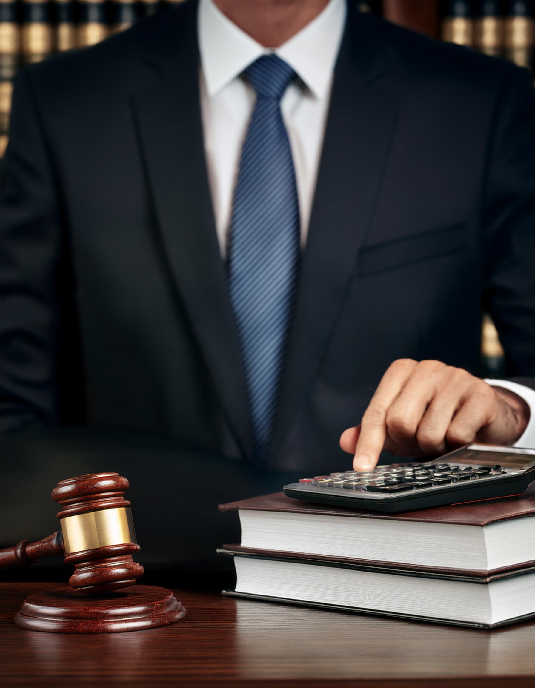 Steuerberater in klassischer Kleidung, beratend tätig